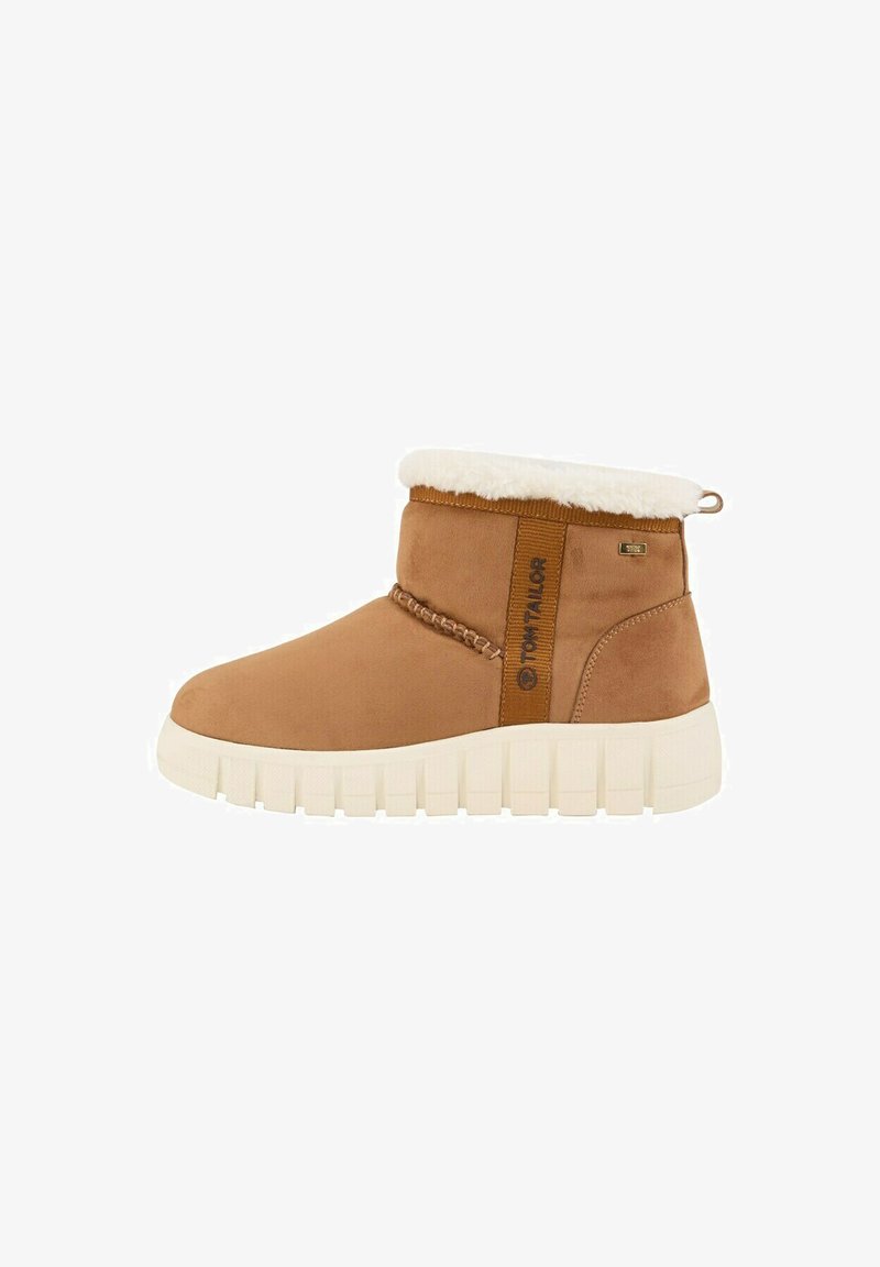 Bottines en suède marron avec un col en fourrure blanche, couture latérale texturée et une semelle crémée épaisse. Elles présentent une étiquette de logo sur le côté.