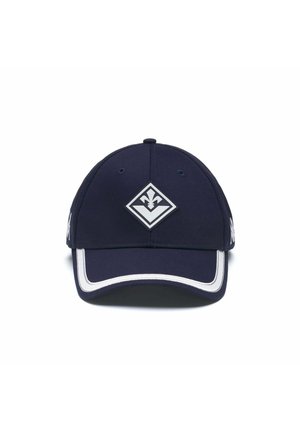 Cappellino da baseball blu navy con bordo bianco sulla visiera e un emblema a forma di diamante con un fiore di giglio sul davanti.