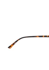 Oprawka okularów w kolorze żółwia z gładkim, błyszczącym wykończeniem. Posiada delikatny łuk i spiczasty koniec. Akcentowana białym logo.