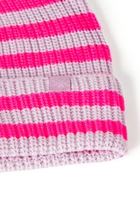 Beanie lavorato a maglia grigio con strisce fucsia, con un motivo testurizzato e un piccolo etichetta del marchio sul bordo piegato.