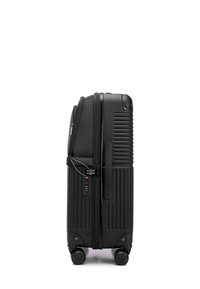 Valigia rigida nera con texture a coste verticali, chiusura con cerniera, lucchetto a combinazione integrato e quattro ruote per la mobilità.