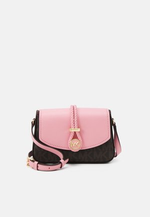 Kleine Crossbody-Tasche mit dunkelbraunem Monogramm-Boden, hellrosa Klappe, geflochtenem Riemen und goldfarbenem MK-Logo-Verschluss.