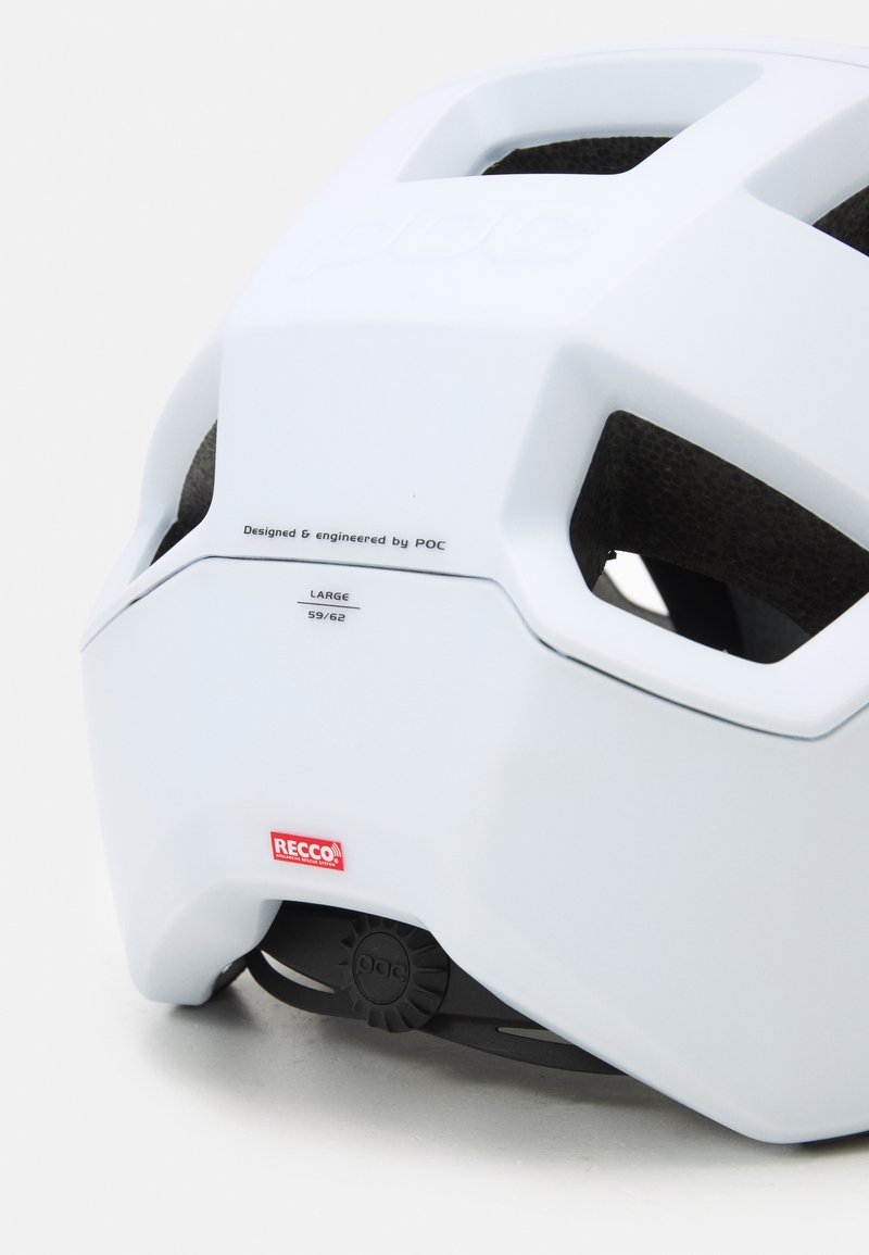Weißer POC-Helm mit Belüftungsöffnungen und strukturiertem Innenfutter. Mit Größenetikett (Large 59/62) und RECCO®-Sicherheitstechnologie.