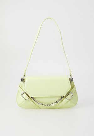 Limonkowa syntetyczna torebka o gładkiej fakturze, z odczepianym łańcuszkiem i ozdobnymi klamrami; prostokątny kształt z wąskimi bokami.