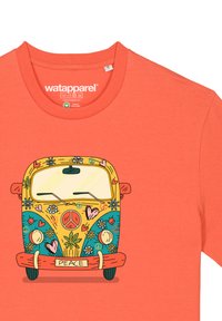 Oranges Baumwoll-T-Shirt mit einem bunten Grafikdesign eines Vintage-Vans, versehen mit Blumen- und Herzmotiven, sowie dem Wort "PEACE" unter der vorderen Stoßstange.