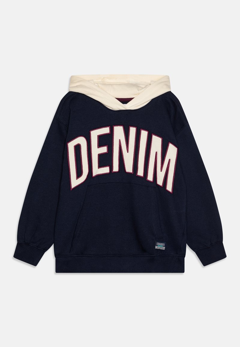 Hoodie bleu marine avec une capuche couleur crème et un grand lettrage "DENIM" en blanc entouré de bordeaux. Présente une poche kangourou et des poignets côtelés.