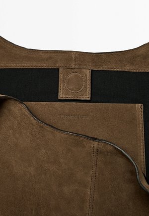 Brauner Wildleder-Taschenverschluss mit schwarzem Stoffpaneel, magnetischem Druckknopfverschluss und geprägt mit dem Markennamen "Massimo Dutti".
