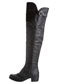 Botas de cuero negras hasta la rodilla con forma ajustada, punta redonda, parte superior curva y un acento de hebilla plateada en el costado. Tacón a consola.