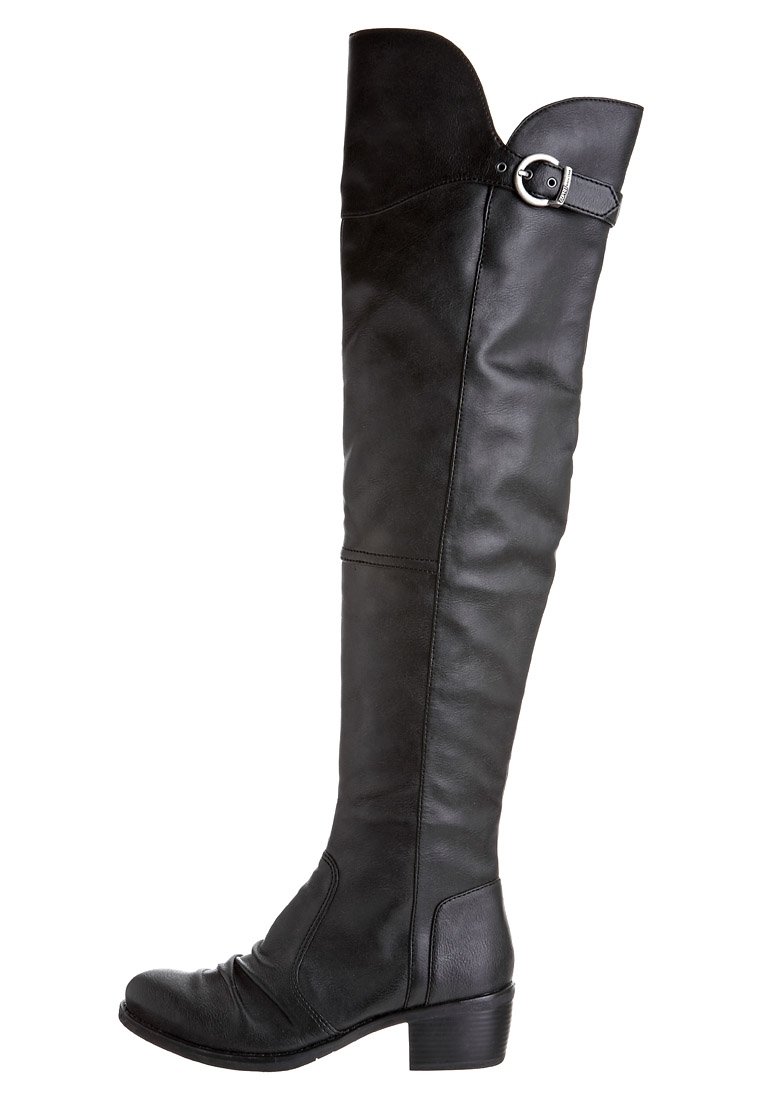 Botas de cuero negras hasta la rodilla con forma ajustada, punta redonda, parte superior curva y un acento de hebilla plateada en el costado. Tacón a consola.