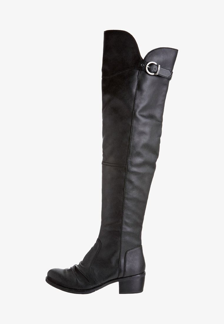 Botas de cuero negras hasta la rodilla con forma ajustada, punta redonda, parte superior curva y un acento de hebilla plateada en el costado. Tacón a consola.
