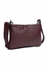 Burgundi bőr keresztpántos táska texturált felülettel. Cipzáras záródással és levehető pánttal rendelkezik. A márka logója a elülső részen domború formában látható.