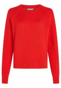 Pull en tricot rouge avec un motif en relief, col rond et poignets et ourlet côtelés. Logo du fabricant sur la poitrine.