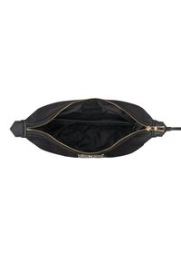 Pochette en tissu noir avec une fermeture éclair dorée et des accents en cuir. L'intérieur est doublé d'un tissu lisse. Présente une forme rectangulaire.