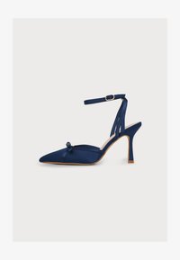Sélectionné, blue satin