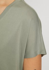 MSCH Copenhagen FENYA V NECK TEE - Tricou basic - green milieu