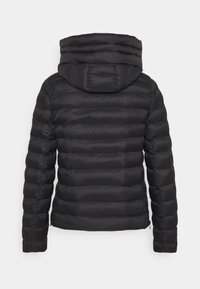 Czarna kurtka puchowa z podniesionym kołnierzem i kapturem, z poziomymi przeszyciami pikowanymi oraz gładką, lekko błyszczącą fakturą.