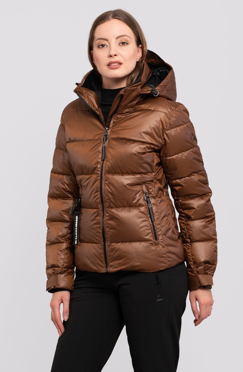 Veste matelassée marron avec fermeture éclair sur le devant et capuche ajustable. Dispose de poches zippées et d'une texture lisse et brillante.