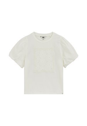 Fehér rövid ujjú blúz buggyos ujjakkal és egy négyzet alakú, virágmintás lyukacsos csipkebetéttel a bal középső elülső részen.