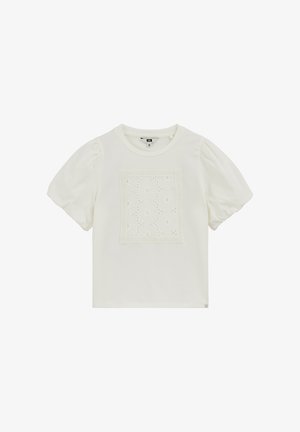 Blusa blanca de manga corta con mangas abullonadas y un panel cuadrado de encaje de ojales florales centrado en la parte delantera.