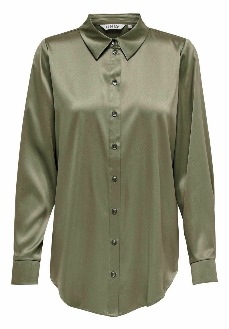 Blouse en satin vert olive à manches longues, avec des boutons sur le devant et un col pointu, taille moyenne, étiquette de marque "ONLY" à l’intérieur du col.