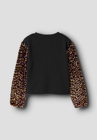 Iuta nera con maniche lunghe decorate da paillettes lucide nei toni del rosa, oro e viola. Tessuto morbido, colletto tondo, design cropped.