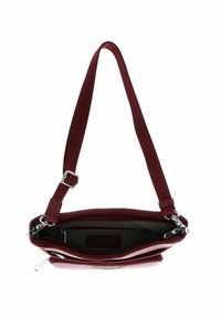 Sac à main en cuir cramoisi avec une finition texturée, doté de quincaillerie en métal argenté, d'une fermeture éclair et d'une bandoulière amovible. L'intérieur comprend une poche zippée.