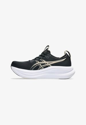 Chaussure de course noire et blanche avec une semelle épaisse et rembourrée, et des languettes au talon et à la languette, vue de l'extérieur.