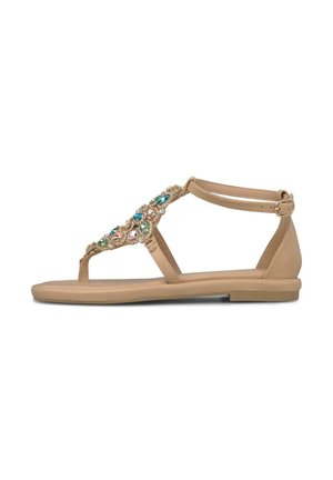 Sandalia plana beige con tira en el tobillo y adornos de gemas multicolor en la tira en T delantera.