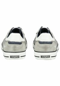 Baskets en suede gris avec des accents en cuir blanc, des panneaux texturés gris foncé et une bande noire sur une semelle blanche. Présente un logo prominent sur le talon.