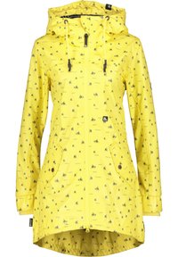 Gul vandtæt jakke med hætte, pyntet med små bådmønstre, lynlås foran og to sidelommer med trykknapper.