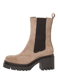 Stivali ankle in camoscio beige con pannelli laterali elasticizzati. Presentano una suola in gomma nera chunky e un tacco leggero per un'altezza aggiuntiva.