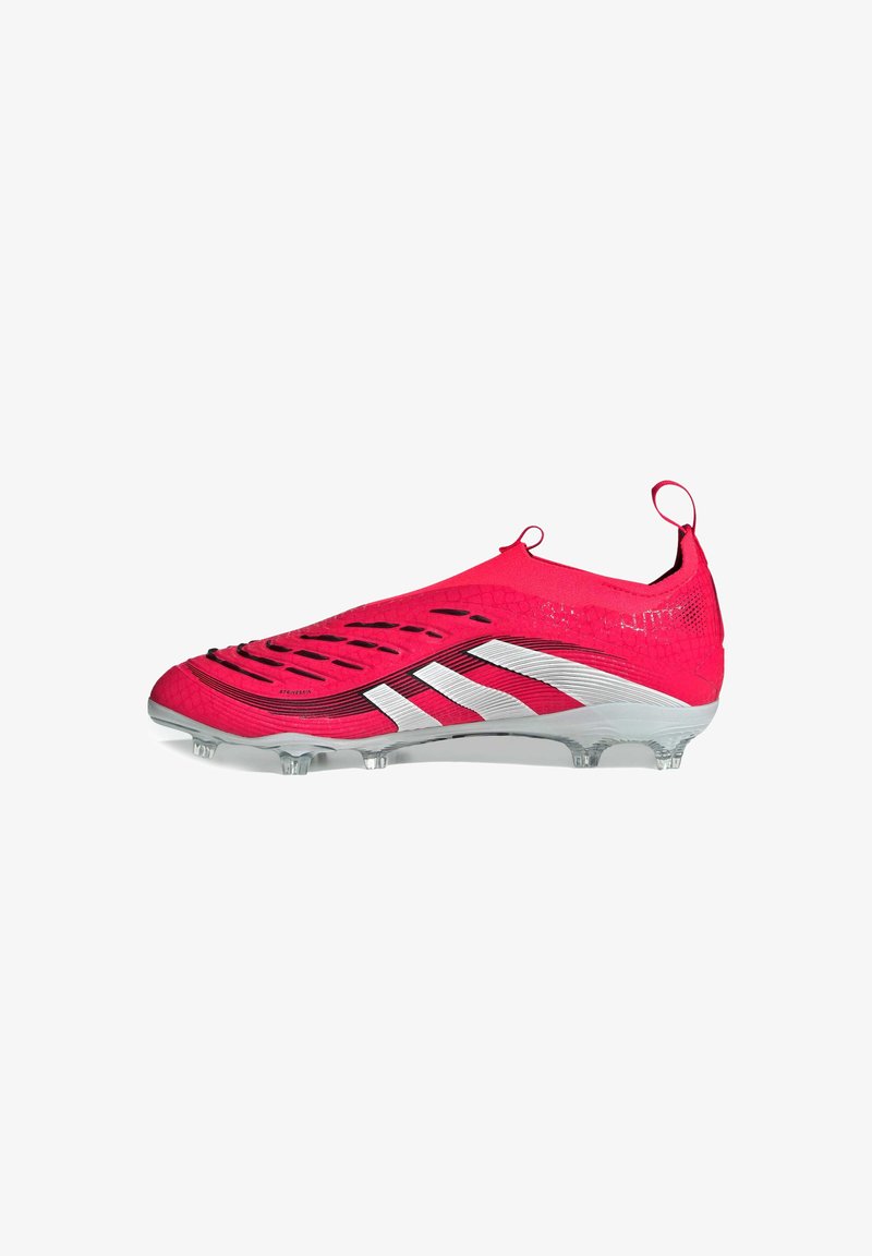 Scarpini da football di un vivace colore rosa con tomaia sintetica testurizzata, dettagli bianchi e bordi neri. Presenta una suola leggera e stampata con tacchetti trasparenti.