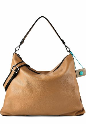 Borsa hobo in pelle color cuoio con tracolla nera regolabile, chiusura con cerniera e piccola etichetta beige e turchese attaccata al cursore della cerniera.