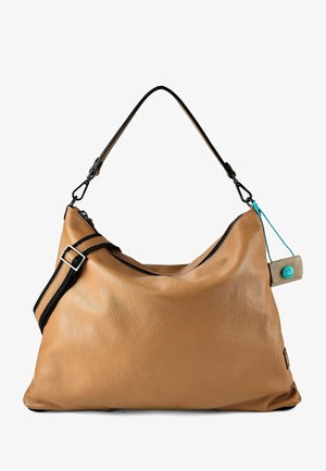 Braune Leder-Hobo-Tasche mit schwarzem, verstellbarem Schulterriemen, Reißverschluss und kleinem beigen und türkisfarbenen Anhänger am Reißverschluss.