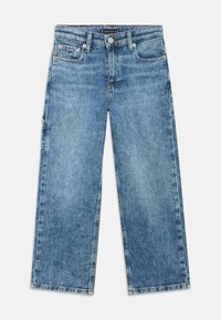 Jeans in denim azzurro chiaro con taglio a gamba larga, design a cinque tasche e finitura semplice. Caratterizzati da chiusura con bottone e leggero scolorimento.