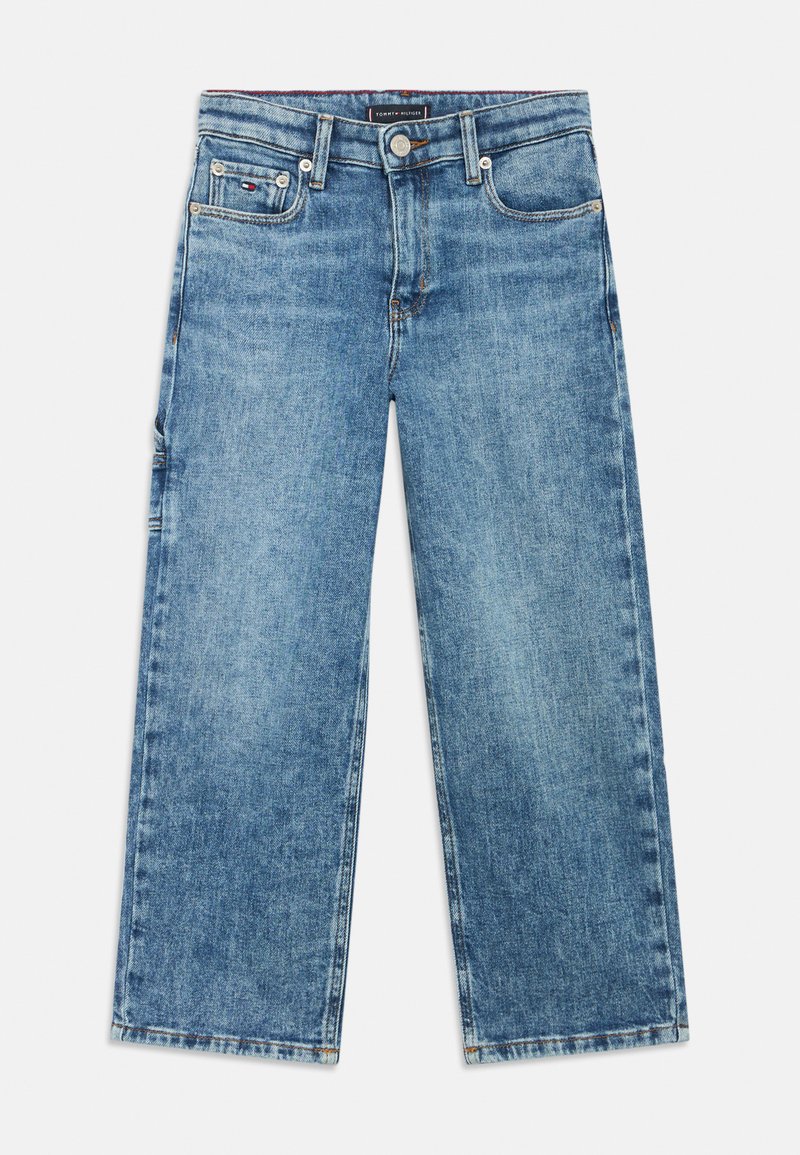 Jeans in denim azzurro chiaro con taglio a gamba larga, design a cinque tasche e finitura semplice. Caratterizzati da chiusura con bottone e leggero scolorimento.