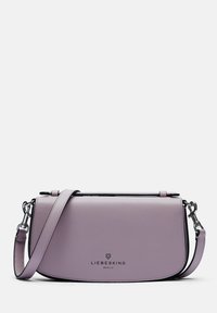 Jasnofioletowa skórzana torba na ramię o gładkiej teksturze, zaokrąglonym kształcie, ze srebrnymi dodatkami i logo marki z przodu.