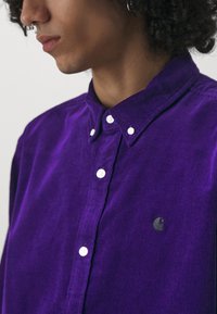 Carhartt WIP MADISON - Camisa - tyrian/black