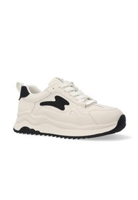 Klügere weiße Sneakers mit schwarzen Akzenten, strukturierter Gummisohle, Schnürverschluss und glattem synthetischem Obermaterial. Auffälliges schwarzes Designelement an der Seite.