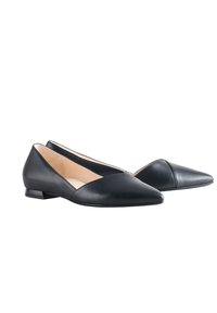 Paire de ballerines en cuir noir à bout pointu avec talons bas et doublure intérieure beige, placées côte à côte sur un fond blanc.