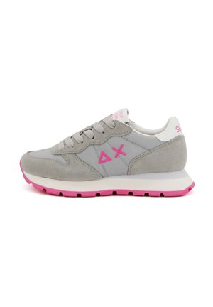 Szary zamszowy i materiałowy sneaker z różową podeszwą, różowym geometrycznym logo po boku oraz białą pętelką na pięcie z różowym nadrukiem tekstowym.