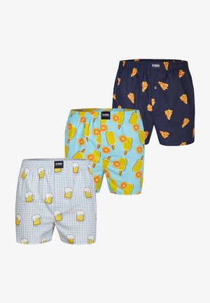 Tres pares de boxers: uno navy con rebanadas de pizza, otro azul claro con paletas y naranjas, y otro de cuadros claros con jarras de cerveza. Con cinturillas elásticas.