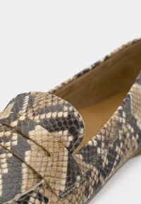 Αρβυλάκια χωρίς τακούνι με μοτίβο φιδίσιας επιδερμίδας σε καφέ και ταμπά αποχρώσεις, με υφή στο πάνω μέρος και σχεδιασμό που επιτρέπει να τα φορέσετε εύκολα, με λείο και στρογγυλεμένο άκρο.