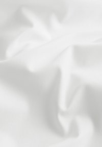 Bela tkanina z drobnim vzorcem, z nežnimi gubami, ki ustvarjajo mehke gube. Površina je videti gladka in enotna brez vzorcev ali okraskov.