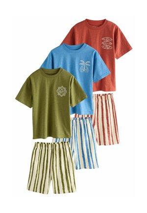 Drie T-shirts met korte mouwen in groen, blauw en roestkleur met grafische ontwerpen, gecombineerd met gestreepte shorts in groen, blauw en rood.