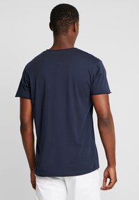 Solid SDGAYLIN - Pamata T-krekls - insignia