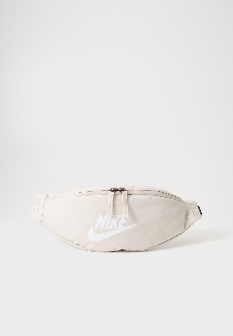 Nike Sportswear HERITAGE WAISTPACK UNISEX - Jostas soma - lt orewood brn/lt orewood brn/white