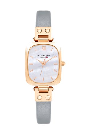 Rechthoekig horloge met een roségouden metalen kast, witte parelmoeren wijzerplaat, grijze leren band en minimalistische uurmarkeringen.