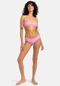 Rosa bikini sett med prikkete mønster, som har en bandeau-top og hipster-bunn. Justerbare stropper og myk stofftekstur.
