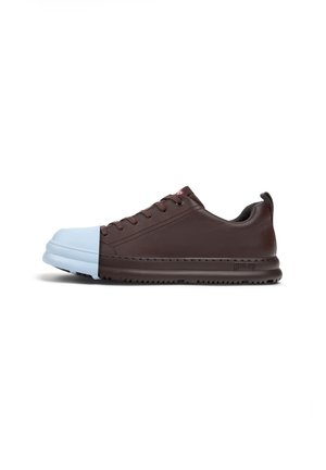 Zapatillas de piel marrón con tapa de goma azul claro en la punta y suela marrón. Presenta un diseño de cordones, paneles laterales texturizados y detalle del logo en rojo.